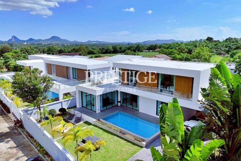 Casa de 3 dormitorios en Pattaya, Tailandia № 250298
