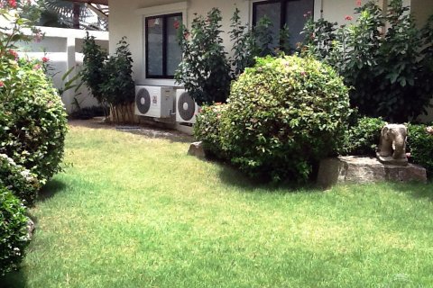 Casa de 3 dormitorios en Jomtien Beach, Pattaya, Tailandia № 243339 - foto 25