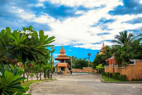 Casa de 5 dormitorios en Pattaya, Tailandia № 243358