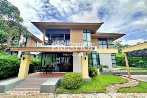 Casa de 4 dormitorios en Pattaya, Tailandia № 250482