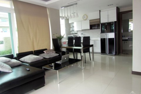 Condominio de 2 dormitorios en Jomtien Beach, Pattaya, Tailandia № 242927 - foto 2
