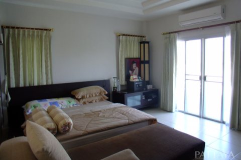 Casa de 4 dormitorios en Pattaya, Tailandia № 243078 - foto 9