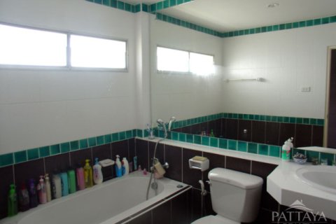 Casa de 4 dormitorios en Pattaya, Tailandia № 243078 - foto 13