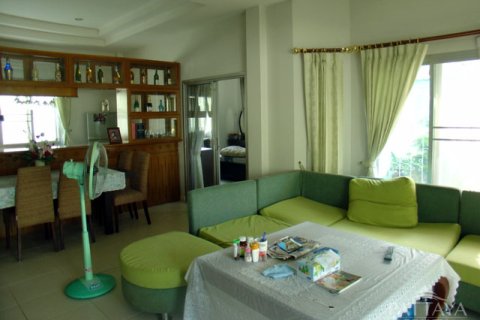 Casa de 4 dormitorios en Pattaya, Tailandia № 243078