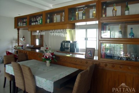 Casa de 4 dormitorios en Pattaya, Tailandia № 243078 - foto 3