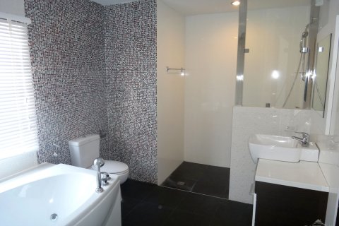 Casa de 3 dormitorios en Pattaya, Tailandia № 243318 - foto 18