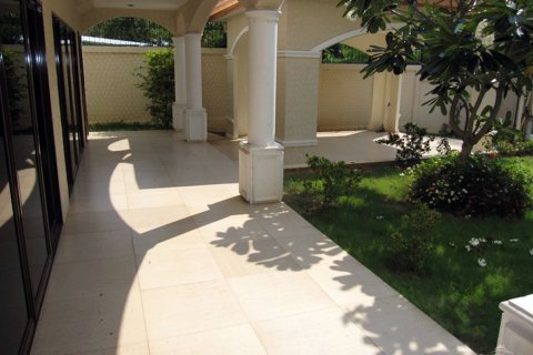 Casa de 3 dormitorios en Pattaya, Tailandia № 243075 - foto 4