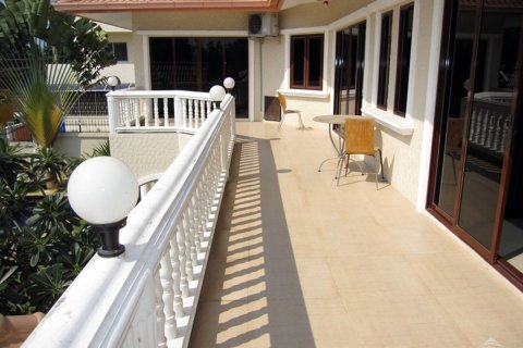 Casa de 3 dormitorios en Pattaya, Tailandia № 243075 - foto 17