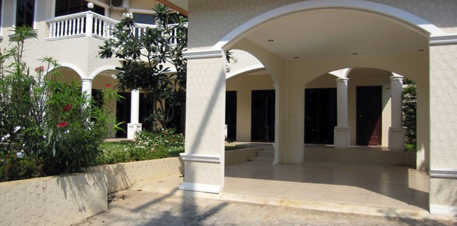 Casa de 3 dormitorios en Pattaya, Tailandia № 243075