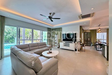 House in Pattaya, Thailand 4 bedrooms № 241672 - photo 4