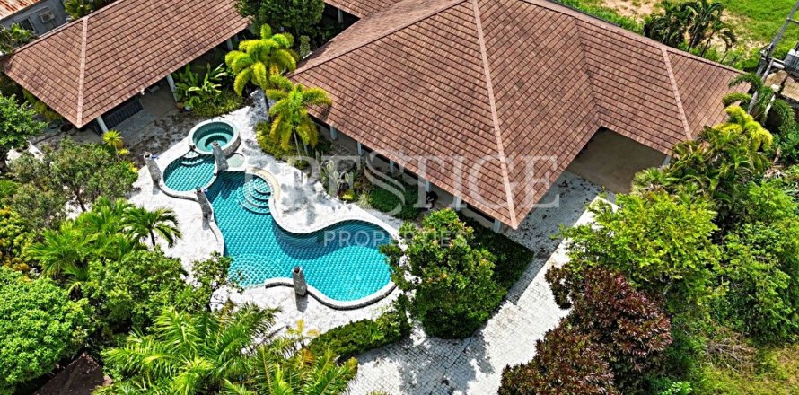 House in Pattaya, Thailand 4 bedrooms № 241672