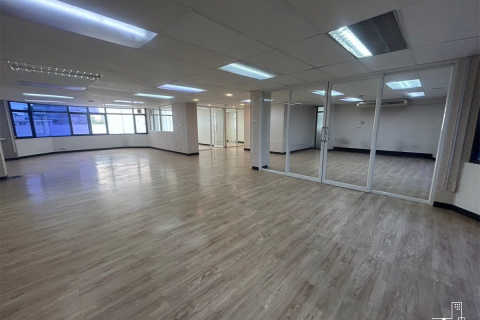 Office in Bangkok, Thailand 182 sq.m. № 249942 - photo 2