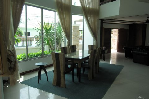 Casa de 4 dormitorios en Pattaya, Tailandia № 243077 - foto 18