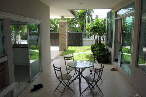 Casa de 4 dormitorios en Pattaya, Tailandia № 243077 - foto 16