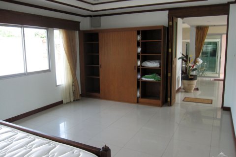 Casa de 4 dormitorios en Pattaya, Tailandia № 243077 - foto 22
