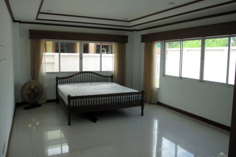 Casa de 4 dormitorios en Pattaya, Tailandia № 243077 - foto 21