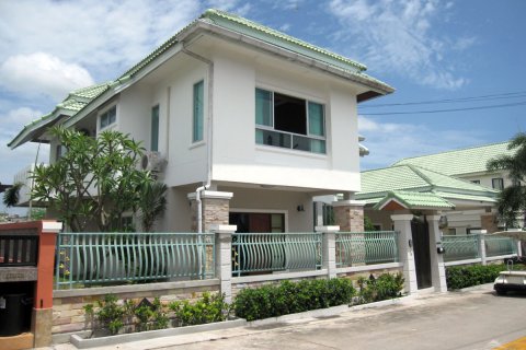 Casa de 4 dormitorios en Pattaya, Tailandia № 243077