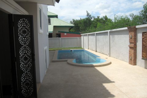 Casa de 4 dormitorios en Pattaya, Tailandia № 243077 - foto 12