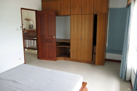 Casa de 4 dormitorios en Pattaya, Tailandia № 243077 - foto 30