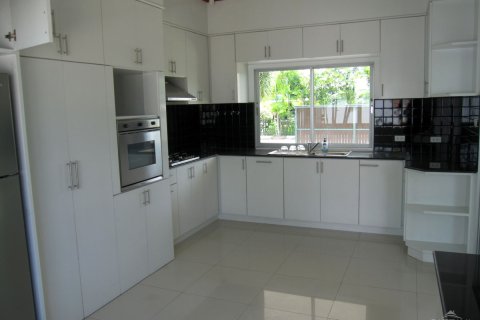 Casa de 4 dormitorios en Pattaya, Tailandia № 243077 - foto 11