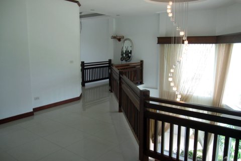Casa de 4 dormitorios en Pattaya, Tailandia № 243077 - foto 27