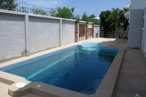 Casa de 4 dormitorios en Pattaya, Tailandia № 243077 - foto 14