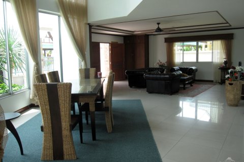 Casa de 4 dormitorios en Pattaya, Tailandia № 243077 - foto 17