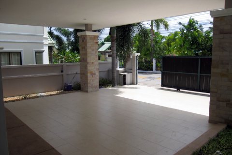 Casa de 4 dormitorios en Pattaya, Tailandia № 243077 - foto 6