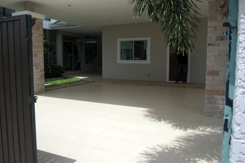 Casa de 4 dormitorios en Pattaya, Tailandia № 243077 - foto 2