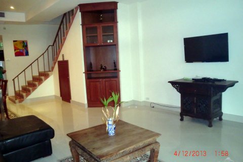 Casa de 4 dormitorios en Pattaya, Tailandia № 243348 - foto 3