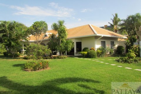 Casa de 3 dormitorios en Jomtien Beach, Pattaya, Tailandia № 243144 - foto 2