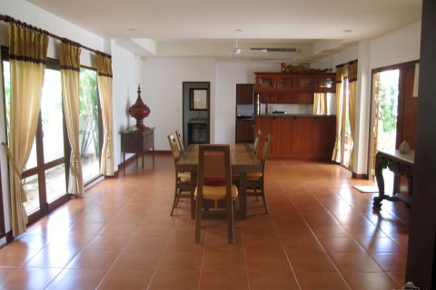 Casa de 3 dormitorios en Jomtien Beach, Pattaya, Tailandia № 243323 - foto 9