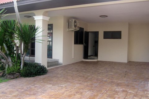 Casa de 4 dormitorios en Pattaya, Tailandia № 243287 - foto 3