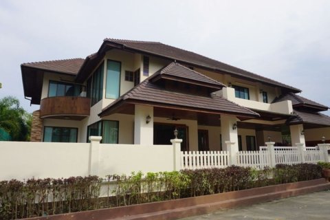 House in Chiang Mai, Thailand 5 bedrooms № 244761