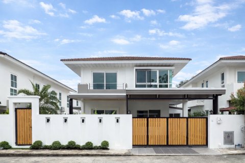 Villa in Pattaya, Thailand 4 bedrooms № 234190
