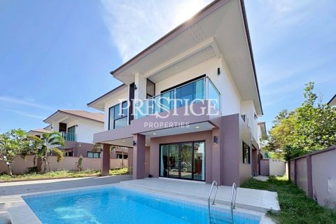 Casa de 4 dormitorios en Pattaya, Tailandia № 250201