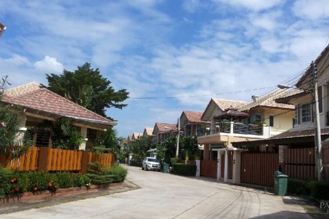 Casa de 4 dormitorios en Pattaya, Tailandia № 243111 - foto 10
