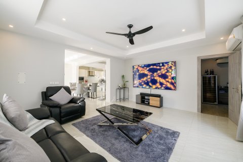 Condo in Pattaya, Thailand, 3 bedrooms № 171309 - photo 17
