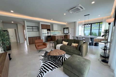 Chalet de 3 dormitorios en Pattaya, Tailandia № 118475 - foto 2