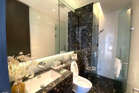 Condominio de 2 dormitorios en Khlong Toei, Bangkok, Tailandia № 163777 - foto 7