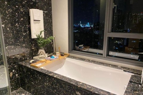 Condominio de 2 dormitorios en Khlong Toei, Bangkok, Tailandia № 163777 - foto 11