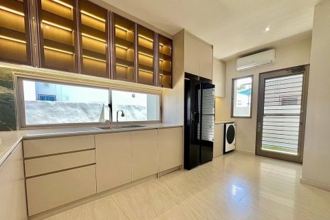 Casa de 4 dormitorios en Pattaya, Tailandia № 146367 - foto 9
