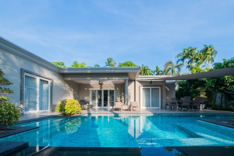 Condo in Pattaya, Thailand, 3 bedrooms № 171309 - photo 22