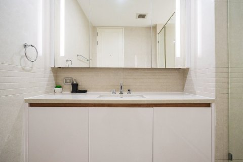 Condominio de 2 dormitorios en Pathum Wan, Bangkok, Tailandia № 163999 - foto 13
