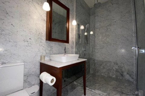 Condominio de 2 dormitorios en Watthana, Bangkok, Tailandia № 163803 - foto 10