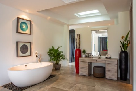 Chalet de 4 dormitorios en Bang Tao, Tailandia № 153699 - foto 8
