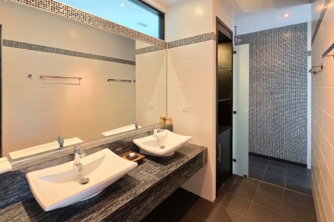 Chalet de 3 dormitorios en Phuket, Tailandia № 210222 - foto 13