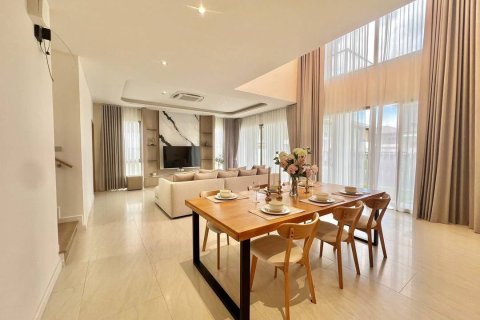 Casa de 4 dormitorios en Pattaya, Tailandia № 146367 - foto 15