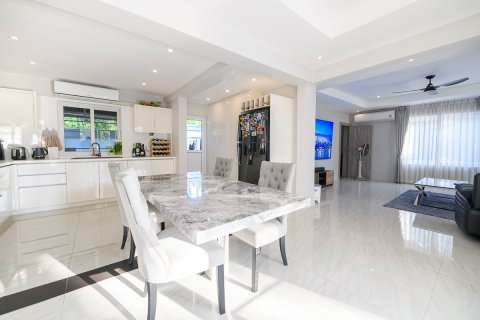Condo in Pattaya, Thailand, 3 bedrooms № 171309 - photo 11