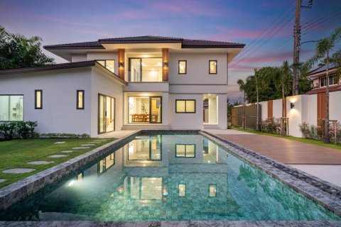 Chalet de 4 dormitorios en Phuket, Tailandia № 210224